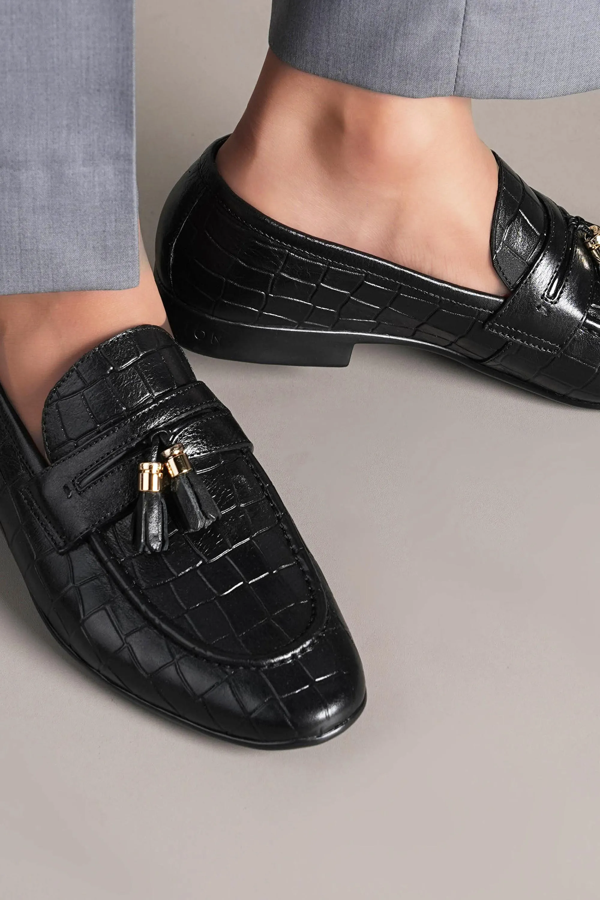 LOGO 9103 BKA New Slip On