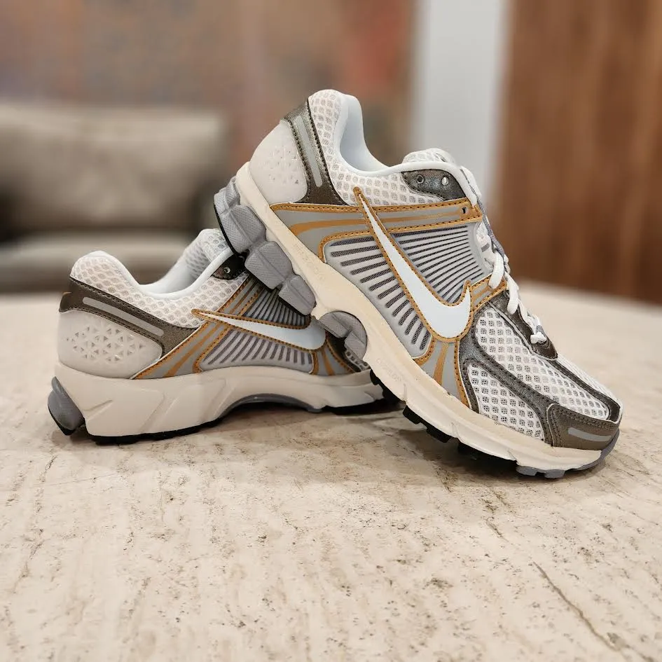 Nike Tanjun Running Shoes Nike Zoom Vomero 5 'DULL GOLD'